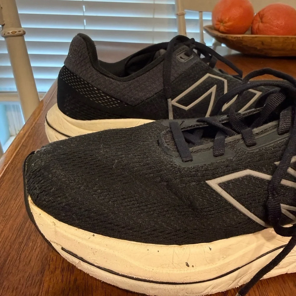 New Balance 860 Men's Black and White Athletic Shoes size 10.5 wide